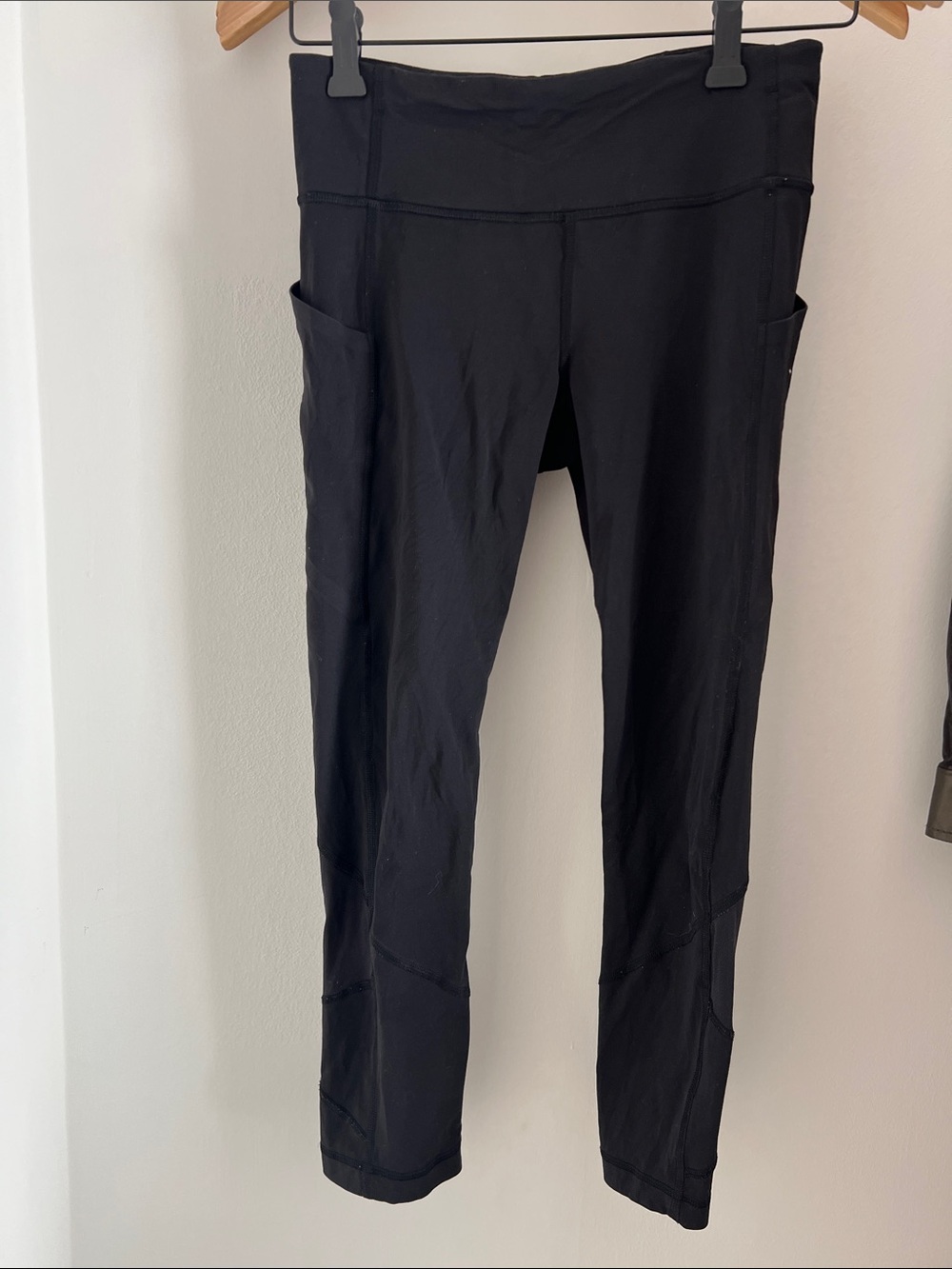 Lululemon size 4 great used pair of leggings 3/4 length